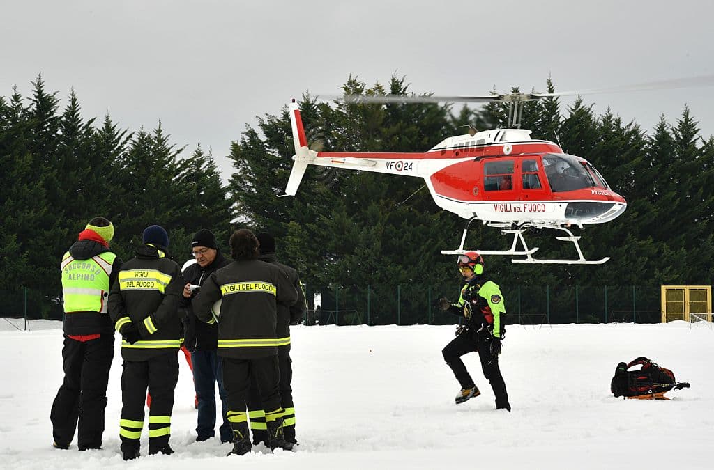 Logran rescatar a otros cuatro supervivientes del hotel sepultado por una avalancha de nieve en Italia