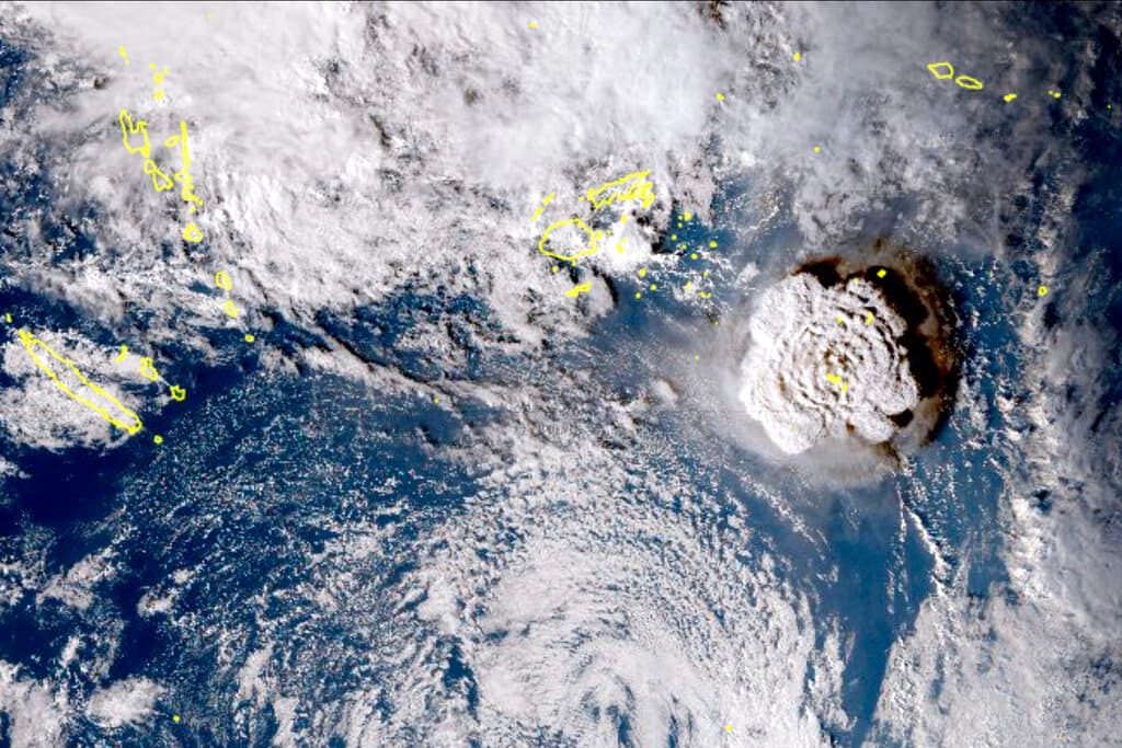 "Se observó un tsunami de 1,20 m en Nuku'alofa", la capital del pequeño archipiélago del océano Pacífico, anunció la oficina australiana de meteorología. En esta imagen satelital, tomada por el satélite japonés Himawari-8 y distribuida por la agencia meteorológica del pais, se muestra la erupción de un volcán submarino cerca de Tonga, en el océano Pacífico, el 15 de enero de 2022.