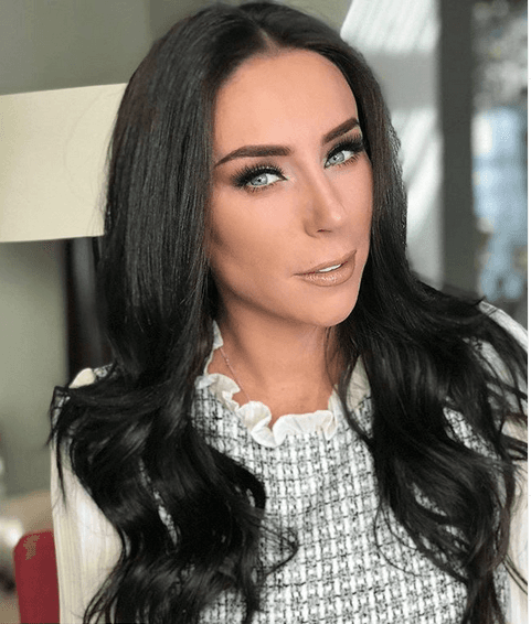 Mientras tanto, tanto él como su madre, la han contradecido y la señalan de que ella es quien no les permite ver a los menores.
<br>