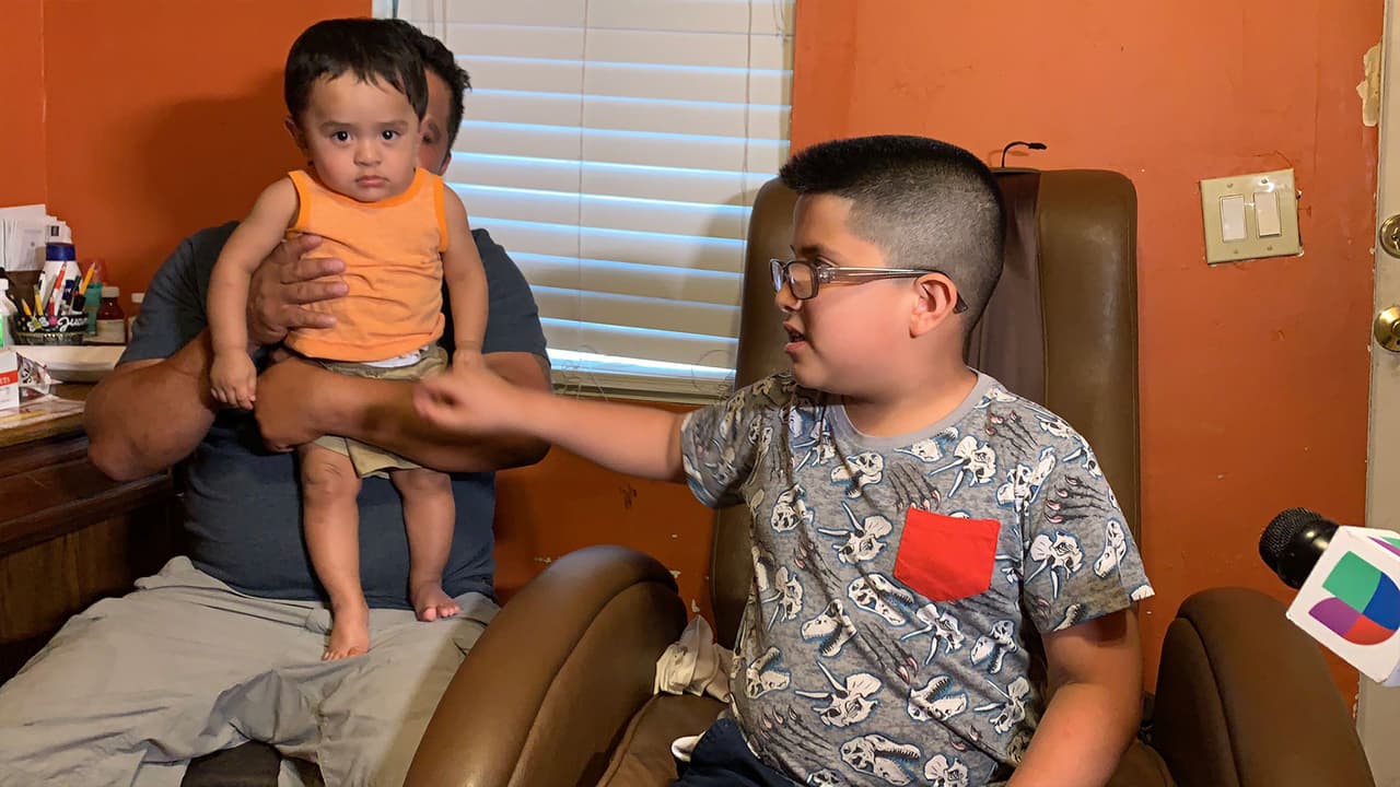 “A mi también me hace triste, pero yo estoy feliz con mi hermanito, mi papá, y con todo lo que Dios me ha dejado a mi aquí” dijo 
<a href="https://www.univision.com/local/houston-kxln/era-una-mujer-y-una-madre-ejemplar-el-relato-de-un-hombre-que-pierde-a-su-esposa-por-coronavirus-y-teme-por-la-vida-de-su-bebe-fotos">Alfredo Chable Junior, de 8 años. </a>Su padre dijo que el niño se vio afectado por la muerte de su mamá el año pasado.