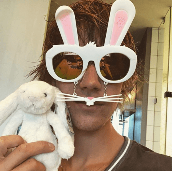 Dos horas después publicó esta foto con el mensaje "recuerdan cuando dije que la pascua no se trata de conejos... mentí".