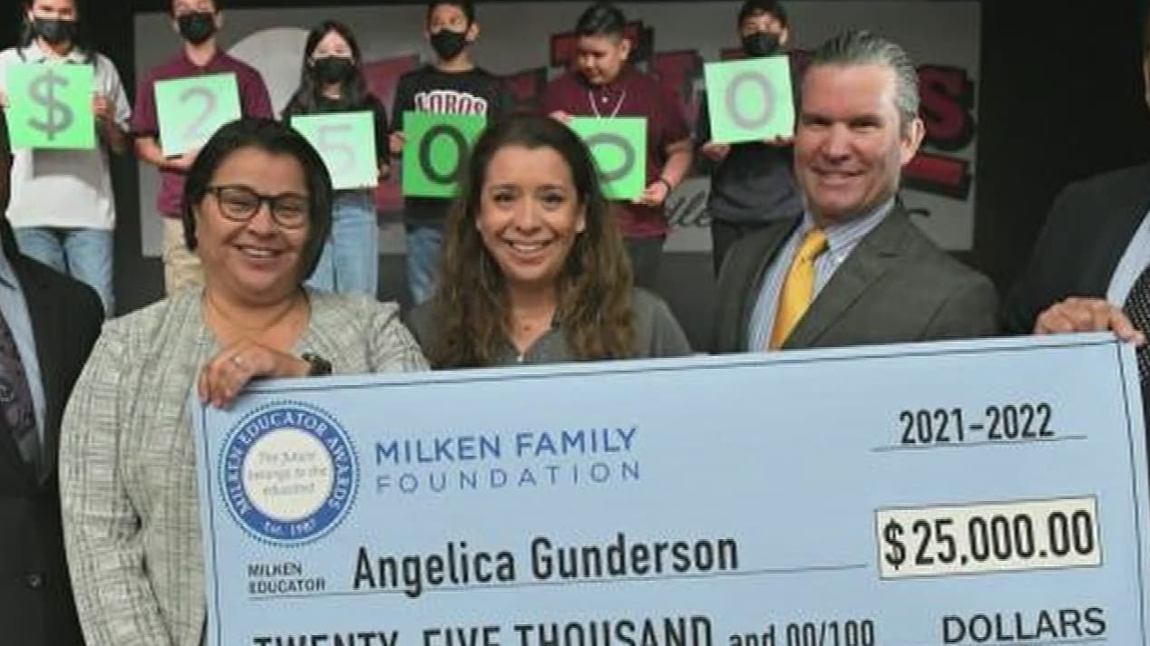 Maestra de California recibe premio por su labor en el área de STEM