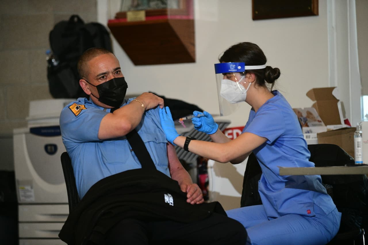 Nigro continuó: "Animo encarecidamente a todos nuestros miembros a que tomen la vacuna contra el covid-19 ofrecida por el Departamento para protegerse a sí mismos, a sus colegas y a sus seres queridos".