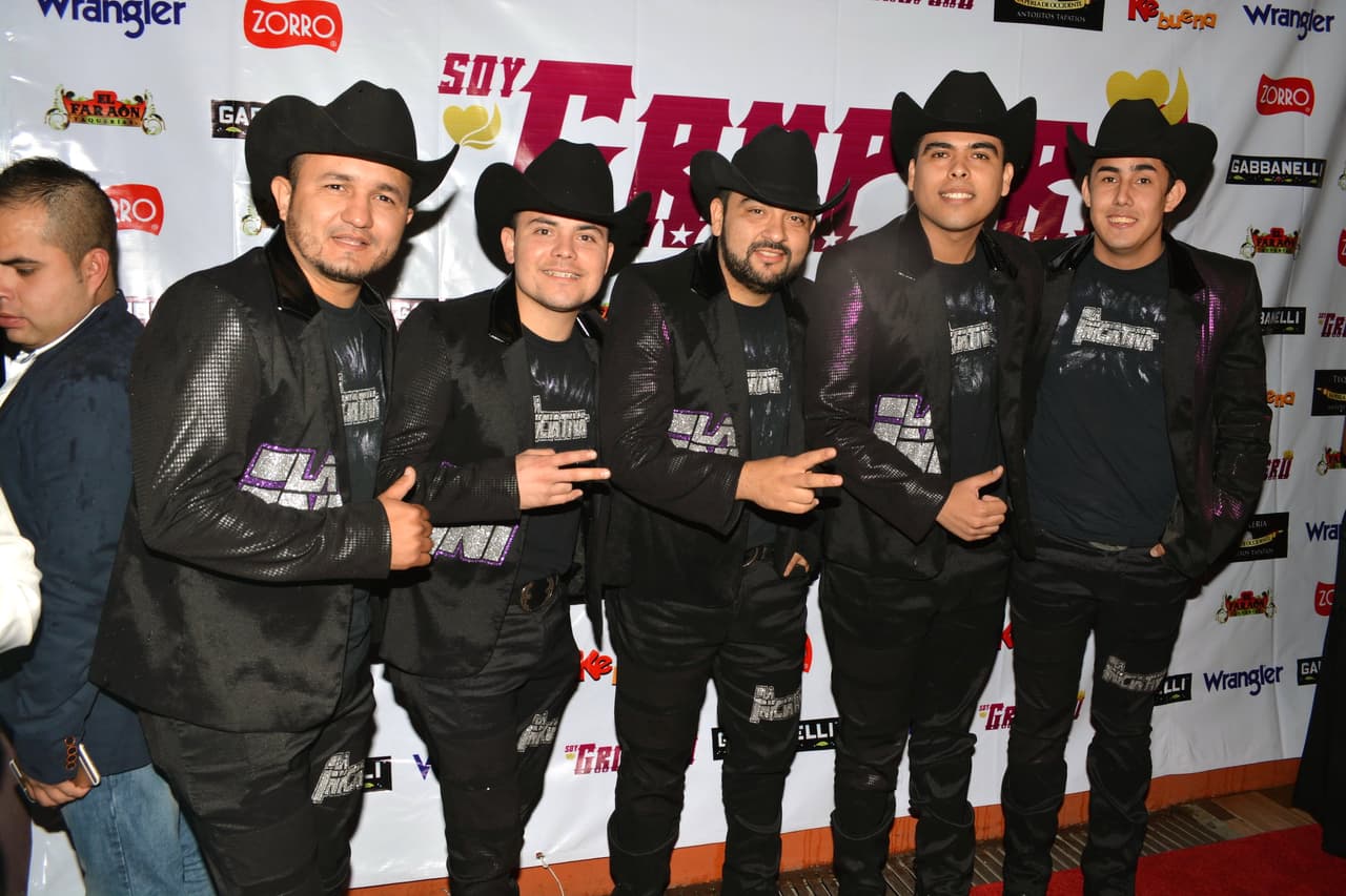 'La Adictiva' es la primera vez que participa cantando el tema principal de una telenovela, pues su canción 'Yo me quedo aquí contigo' es el tema principal de '
<b><a href="http://www.univision.com/novelas/mi-adorable-maldicion">Mi adorable maldición</a></b>'.