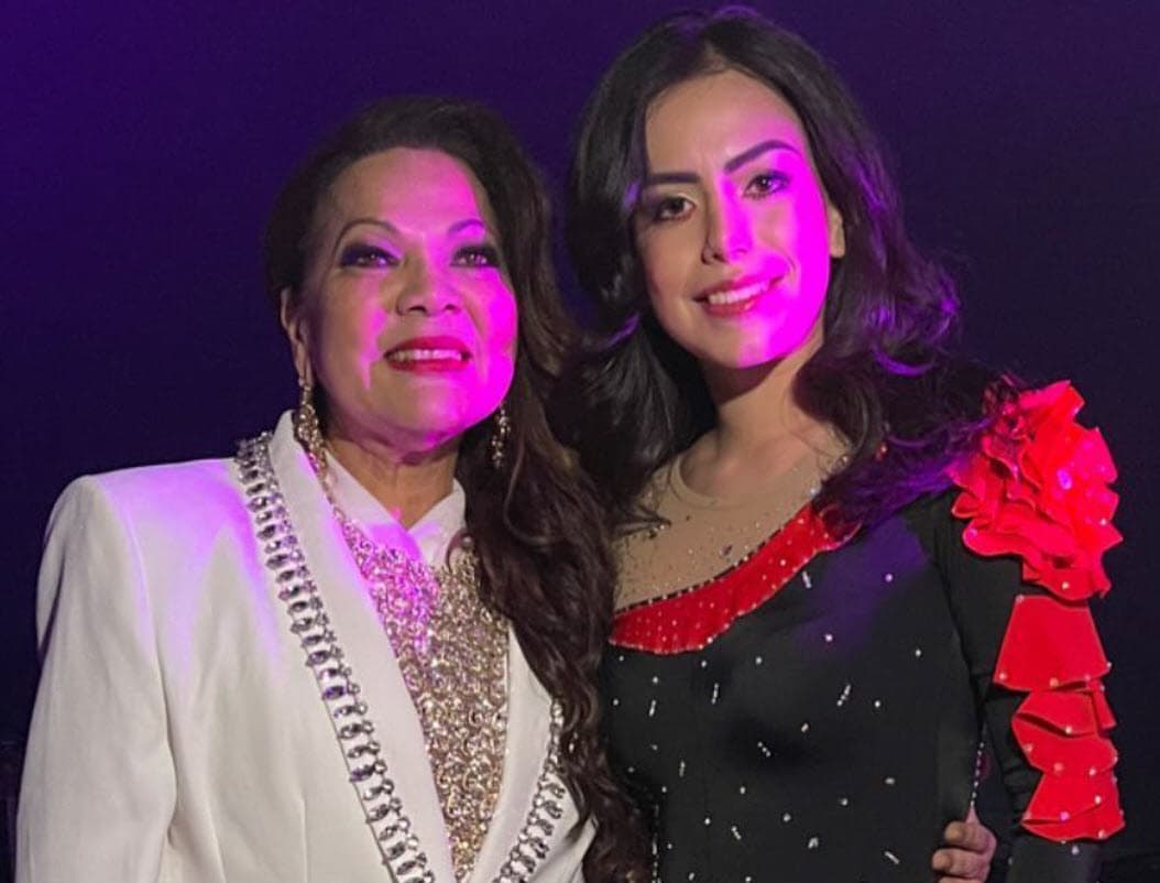 Dos semanas después escribió: "Para mí es un honor compartir el escenario con estas grandes cantantes que he admirado desde que yo era una niña".
<br>