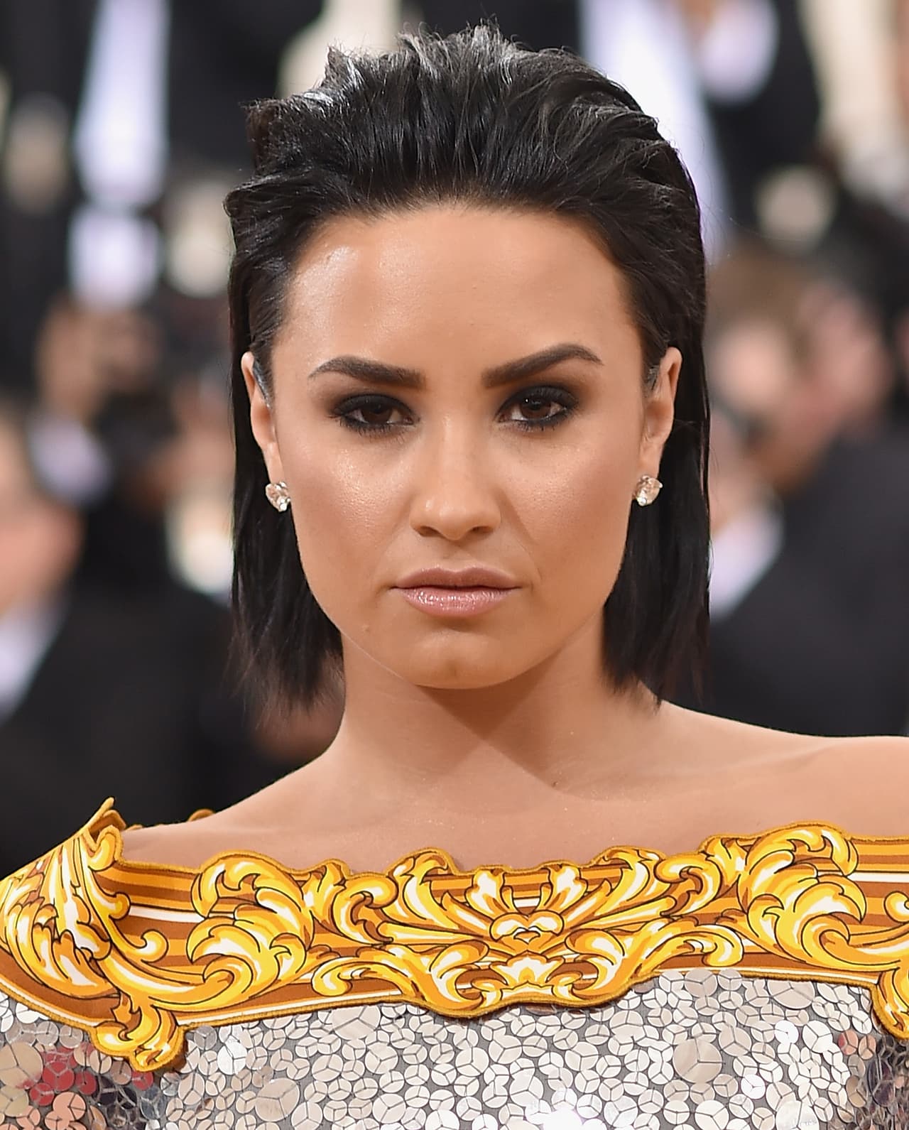 Apenas en marzo de este año, la estrella de 25 años 
<b><a href="https://twitter.com/ddlovato/status/974142838735884294?ref_src=twsrc%5Etfw&ref_url=https%3A%2F%2Fpeople.com%2Fmusic%2Fdemi-lovato-celebrates-6-years-of-sobriety%2F">celebró seis años</a></b> de “alegría, salud y felicidad” 
<b>sin probar gota de alcohol</b>, pero en junio lanzó una nueva canción en la que reveló sus recaídas.