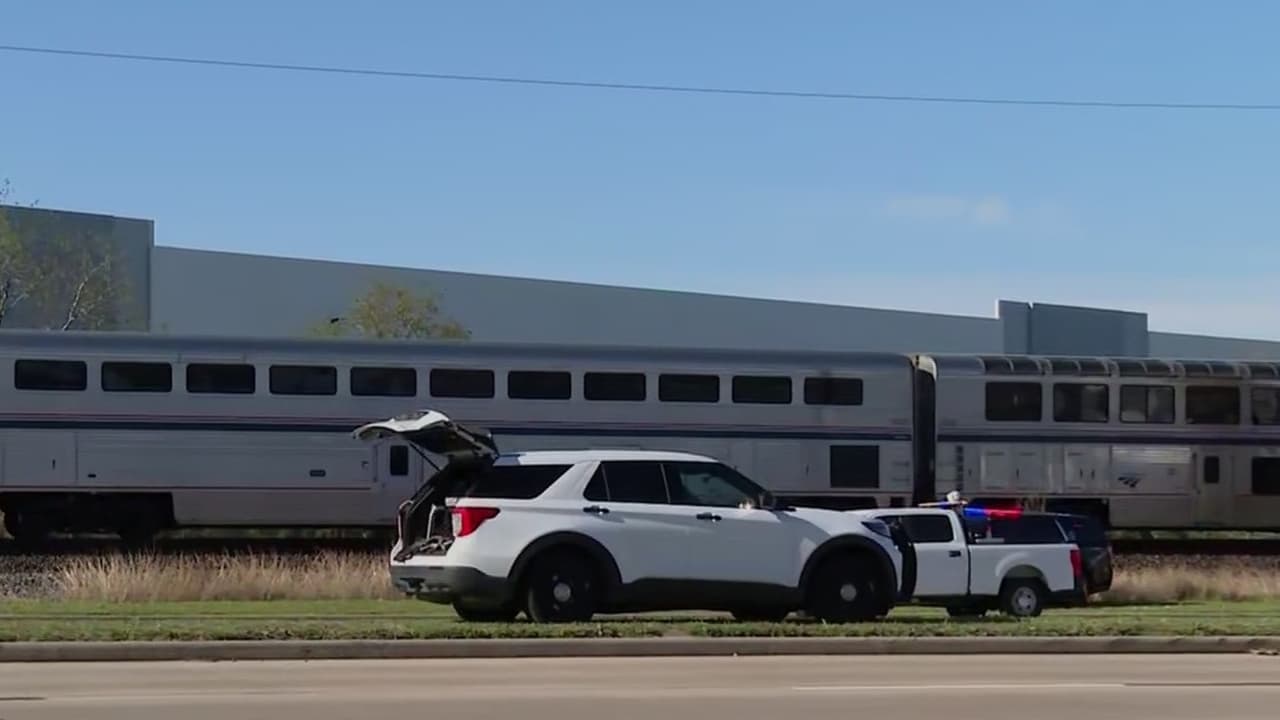 Choque entre tren de Amtrak y tráiler de 18 ruedas provoca cierre de carriles en Texas