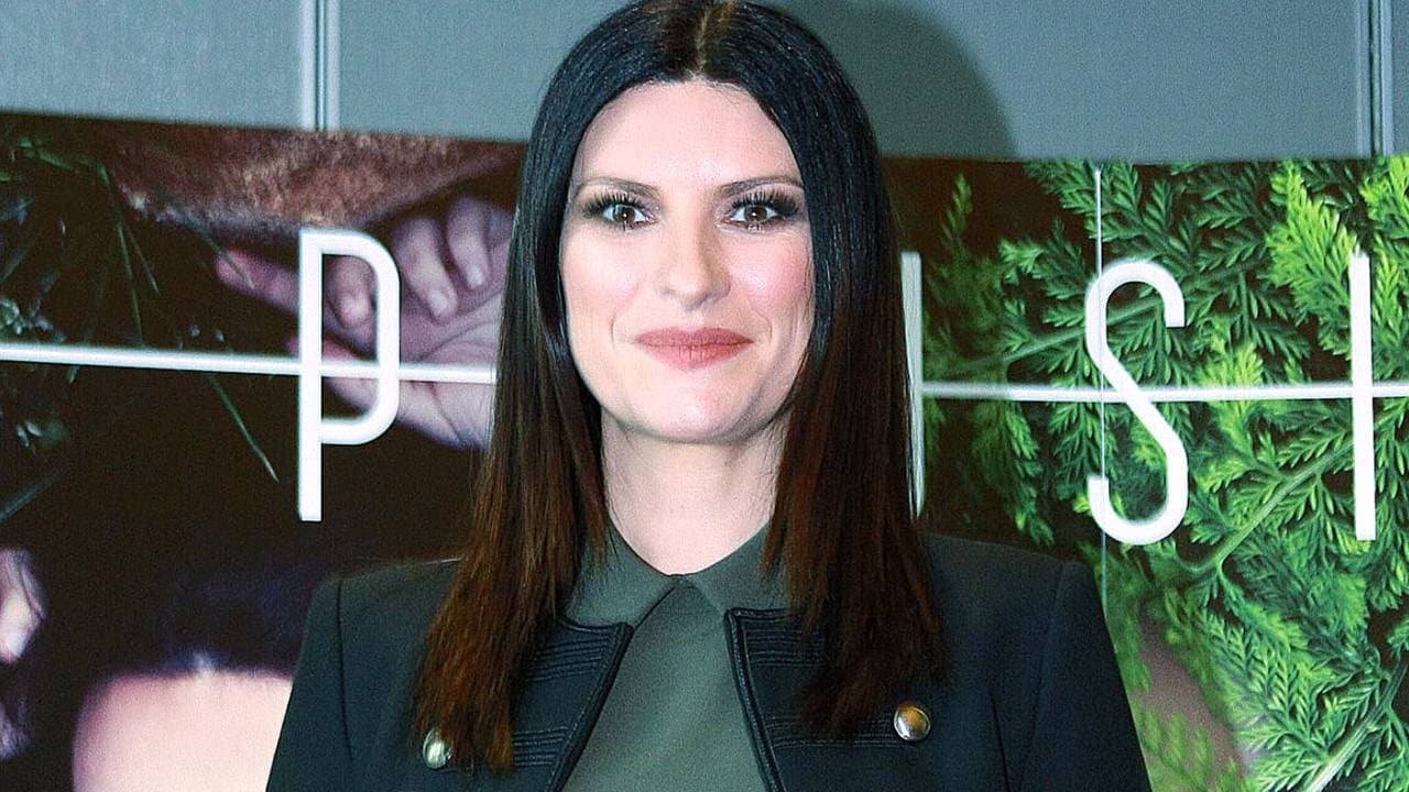 Laura Pausini pide no ser entrevistada en el aeropuerto por nuestra reportera