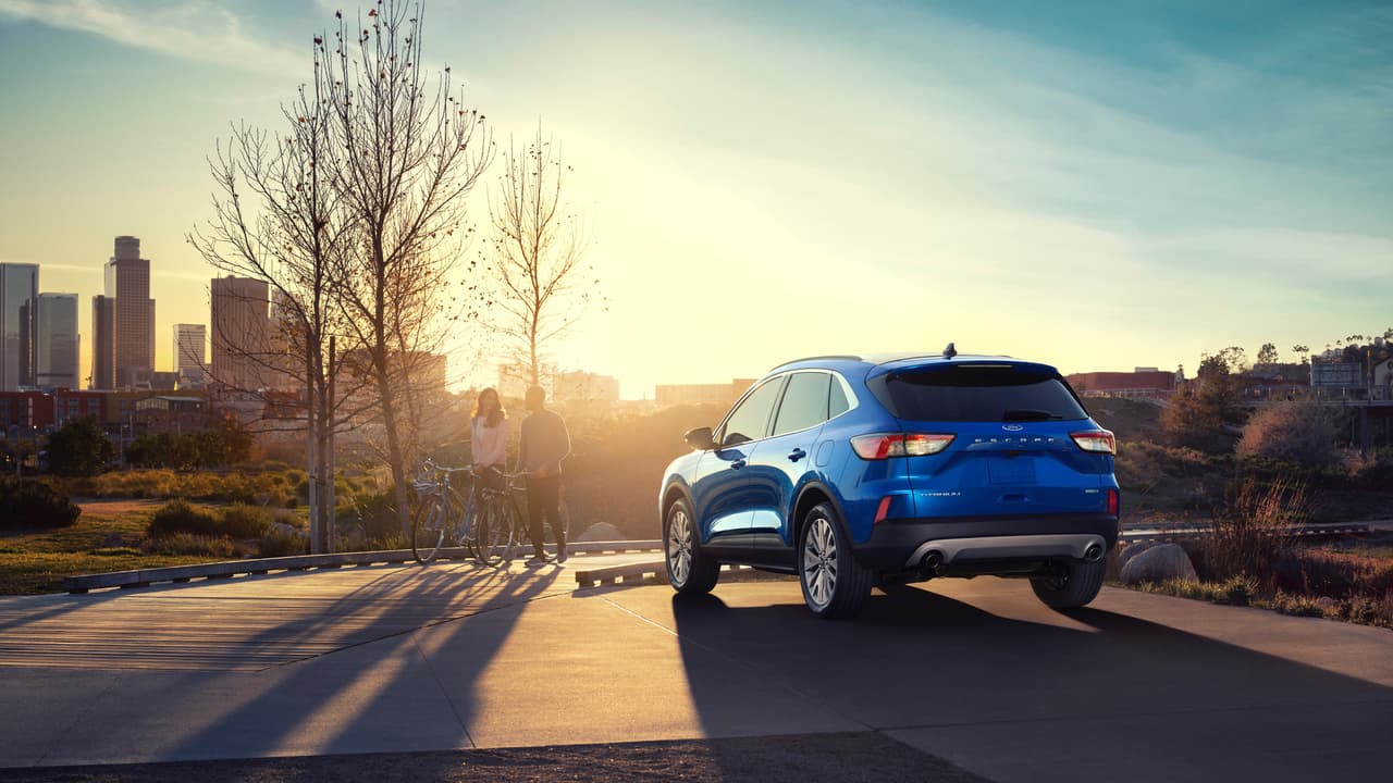 El tren motriz híbrido regular será equipo estándar para los modelos SE Sport y Titanium de la Ford Escape 2020 y su componente de combustión interna es un motor 4 cilindros de ciclo Atkinson acoplado a una transmisión continua variable. Ford no ha compartido especificaciones sobre su parte eléctrica pero si indicó que ofrecerá una 
<b>autonomía 550 millas por tanque</b> de gasolina, la mejor de su categoría según el fabricante.