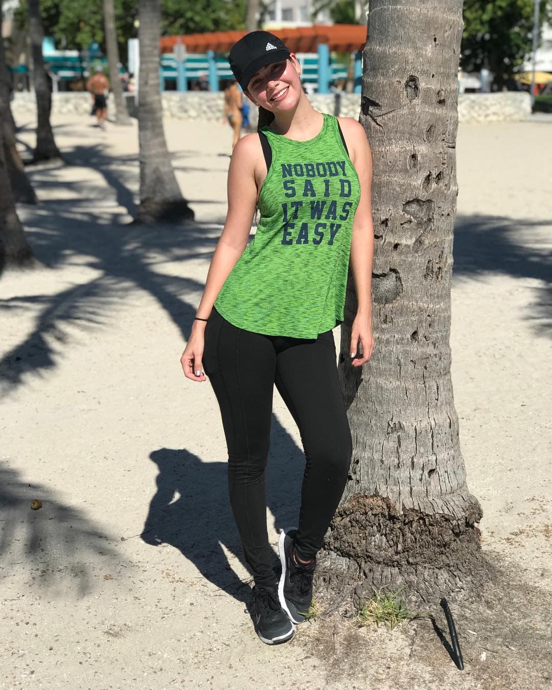 Ana Patricia nos enseña en esta foto una opción más para realizar las rutinas de ejercicio usando tops con mensajes que nos recuerden que el trabajo puede ser duro pero los resultados serán fantásticos.