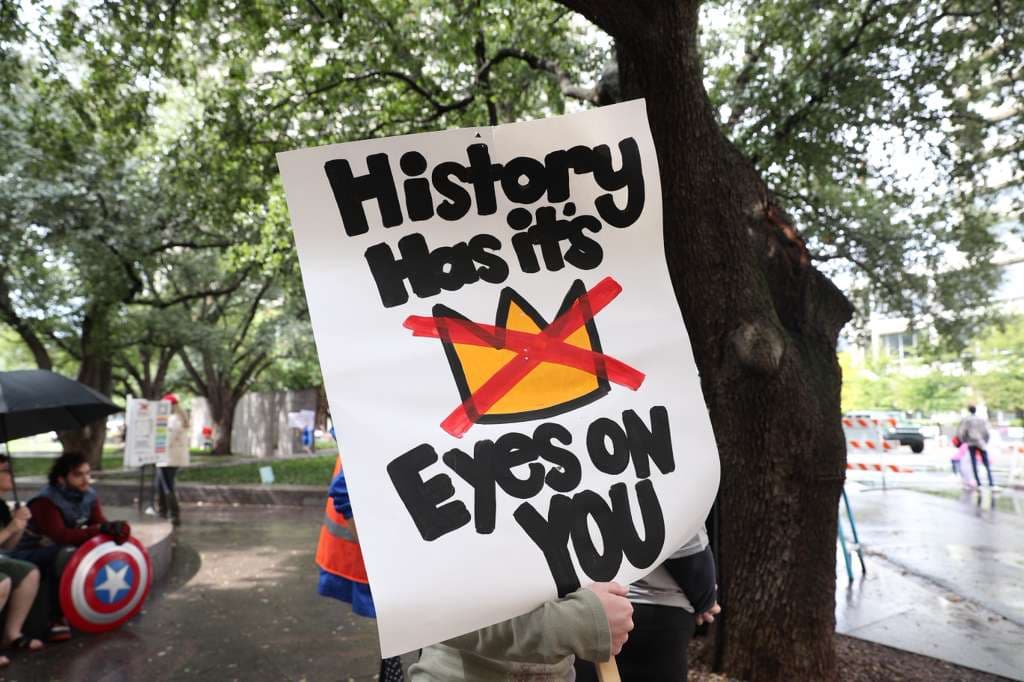 Y es que pese a los pronósticos de tiempo severo, decenas de personas se congregaron en el centro de Fort Worth y también en el de Dallas por más de tres horas.