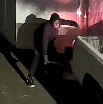 En fotos: Roban auto clásico y buscan a los sospechosos.Los detectives de la División Westover del Departamento de Policía de Charlotte-Mecklenburg están solicitando la asistencia del público para identificar la participación de los sospechosos en el robo de un auto clásico. De acuerdo a la policía, un sospechoso cortó la cerradura de una cerca y robó un remolque que contenía un Chevy Caprice 1975 (el vehículo había sido personalizado). El tráiler tiene ruedas antideslizantes rojas en la parte trasera. El vehículo sospechoso es un Chevrolet de color blanco con etiquetas adhesivas en la parte superior derecha y en la parte superior izquierda de la ventana trasera. El vehículo tiene daños en la salpicadera delantera derecha y tiene llantas negras. La policía indica que el sospechoso estaba vestido de negro con la cara cubierta y con guantes. Cualquier persona con información sobre este incidente o con la capacidad de identificar al sospechoso, al remolque o al vehículo que se muestra a continuación debe llamar al 911. El público también puede dejar una sugerencia anónima llamando a Crime Stoppers al 704-334-1600 o visitando su sitio web enhttp://charlottecrimestoppers.com/