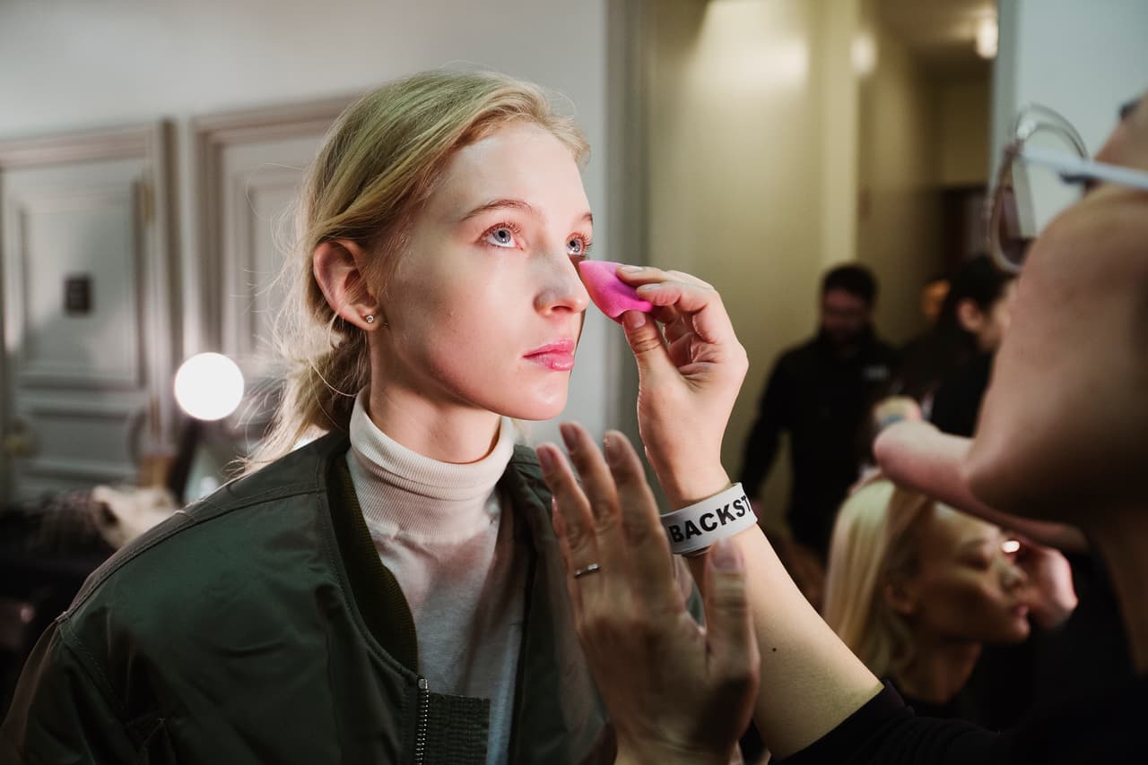 Sobre la piel limpia y humectada, se aplicó una base ligera con la que se logró un acabado mate y tenue.