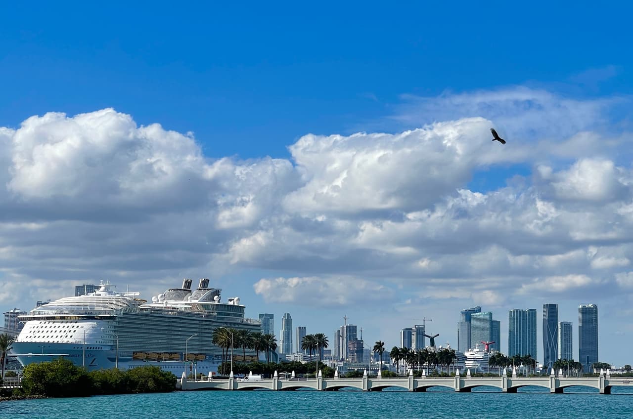 “Los vacacionistas finalmente pueden planear tomarse su precioso tiempo libre este verano y realmente escapar después de lo que ha sido un momento desafiante para todos", dijo Michael Bayley, presidente y director ejecutivo de Royal Caribbean International.