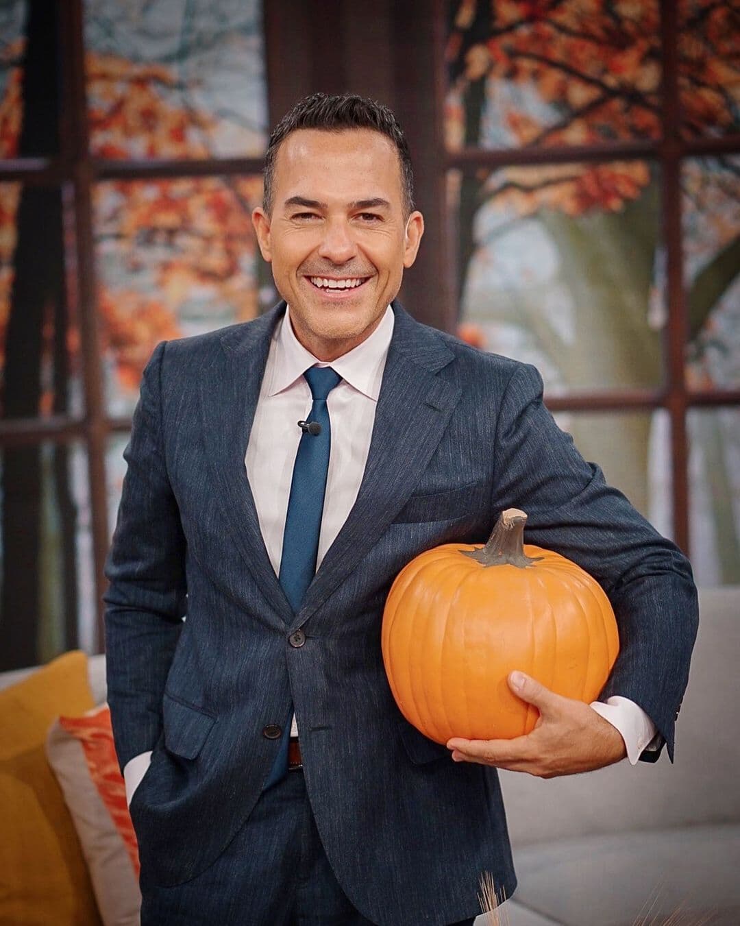 Carlitos Calderón volvió después de unos días de vacaciones, calabaza bajo el brazo, para celebrar con todo -pero sin olvidar las medidas de distancia- estos días.