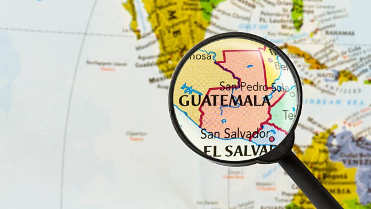 Madre guatemalteca deportada con sus hijas ciudadanas de EEUU regresa a Orlando