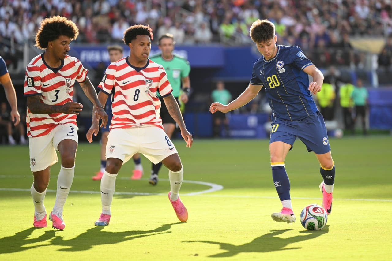 El bosnio Esmir Bajraktarevic (20) realiza un disparo a puerta durante el partido de dieciseisavos de final de la Copa del Mundo entre Estados Unidos y Bosnia en Santa Clara, California, cerca de San Francisco, el miércoles 1 de julio de 2026.