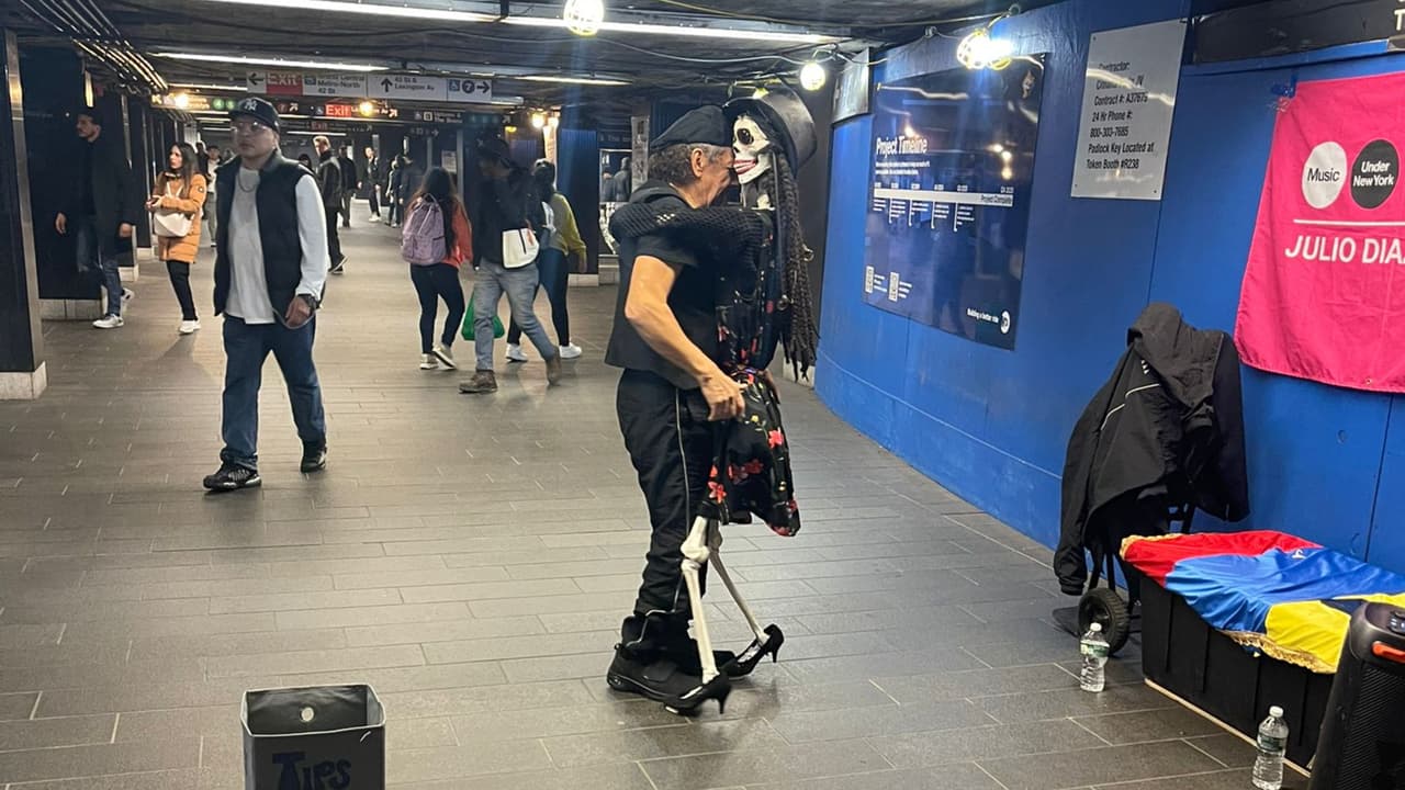 Conoce a "Lupita", la calavera bailarina del subway de Nueva York