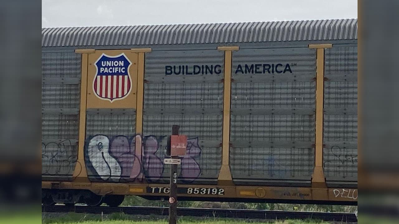 Al bajar de un tren, una mujer migrante pierde una pierna en Bexar