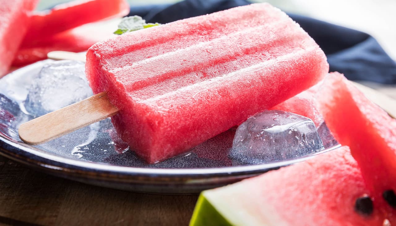 Como fazer picolé alcoólico: "drinque no palito" de melancia com tequila e mais  