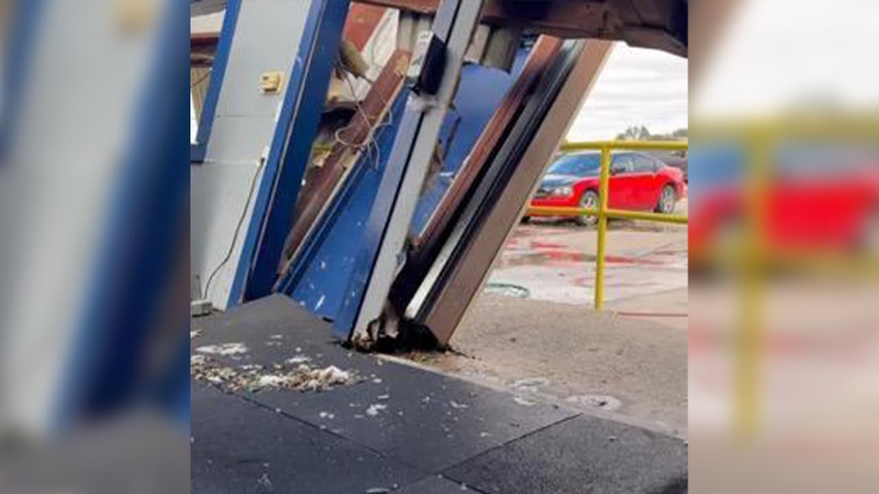 Habrá una clases a partir de las 8:30 y hasta las 10:00 am. Las autoridades 
<b><a href="https://www.univision.com/local/houston-kxln/cruz-roja-autoridades-texas-ofrecen-ayuda-tras-paso-tornado" target="_blank">han habilitado alguergues</a></b> para ofrecer refugio a personas afectadas por el fenómeno natural.