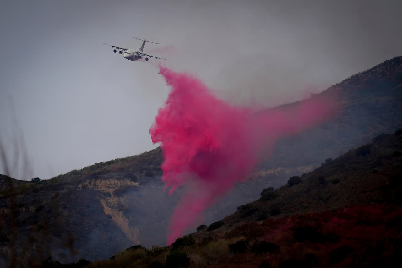 Para combatir el Franklin Fire se destinaron
<b>1,974 bomberos, quienes fueron apoyados por aviones</b> que arrojaron agua a las llamas, así como material para contener el fuego. Lograron limitarlo y evitar que se expandiera más.