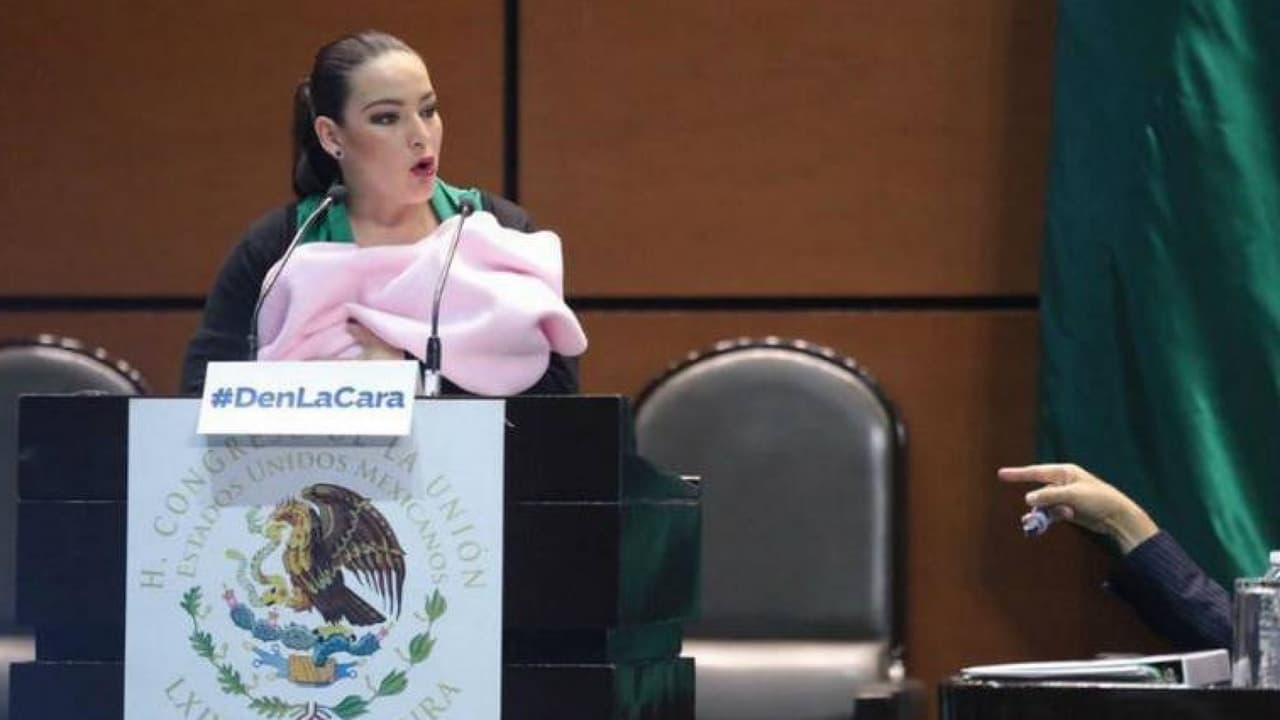 Critican a senadora que llevó a su bebé al Congreso y ella se defiende: "soy mujer, soy mamá, la bebé necesita alimentarse"