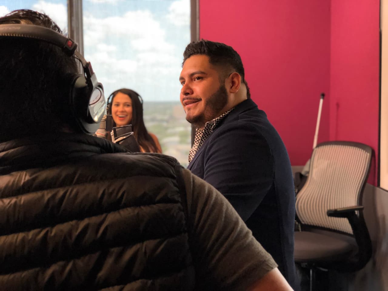 Por supuesto que
<b>Isaac Salas</b> llegó a salvaron y declaró, en forma de broma, que él sí se pinta el pelo para ocultar su cabello rubio.