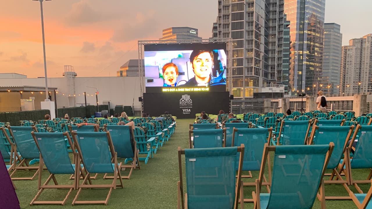 Como es al aire libre, ofrece la facilidad de guardar la distancia para prevenir contagios del coronavirus.