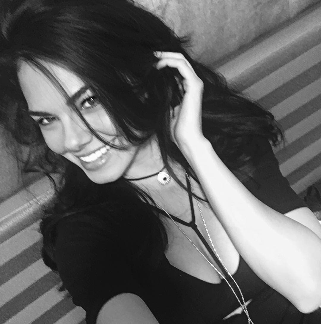 Livia Brito no piensa en casarse de blanco (y cree que muchas mujeres de hoy, tampoco)