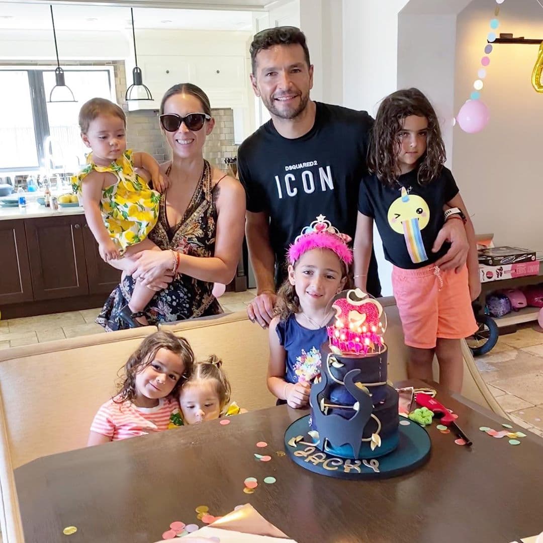 Aunque las más pequeñas integrantes de la familia Fuentes Bracamontes siguen siendo unas bebés para sus padres, el tiempo pasa volando y para muestra la fotografía que publicó la conductora el 29 de marzo pasado, 
<a href="https://www.univision.com/famosos/jacky-bracamontes-festejo-los-7-anos-de-mini-jacky-asi-la-vimos-crecer-como-un-milagro-para-sus-padres-fotos" target="_blank">un día después de haber festejado el séptimo cumpleaños de su primogénita, "Jackita hermosa"</a>.