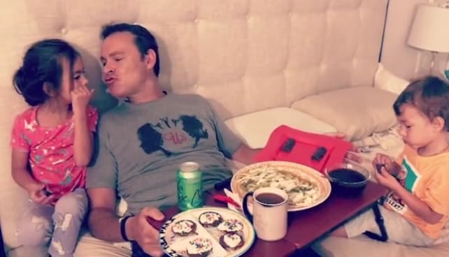 Alan fue uno de los afortunados papás del show en celebrar la paternidad con sus hijos. Desde primera hora de la mñana, Liam y Michelle lo sorprendieron en la cama con el desayuno.