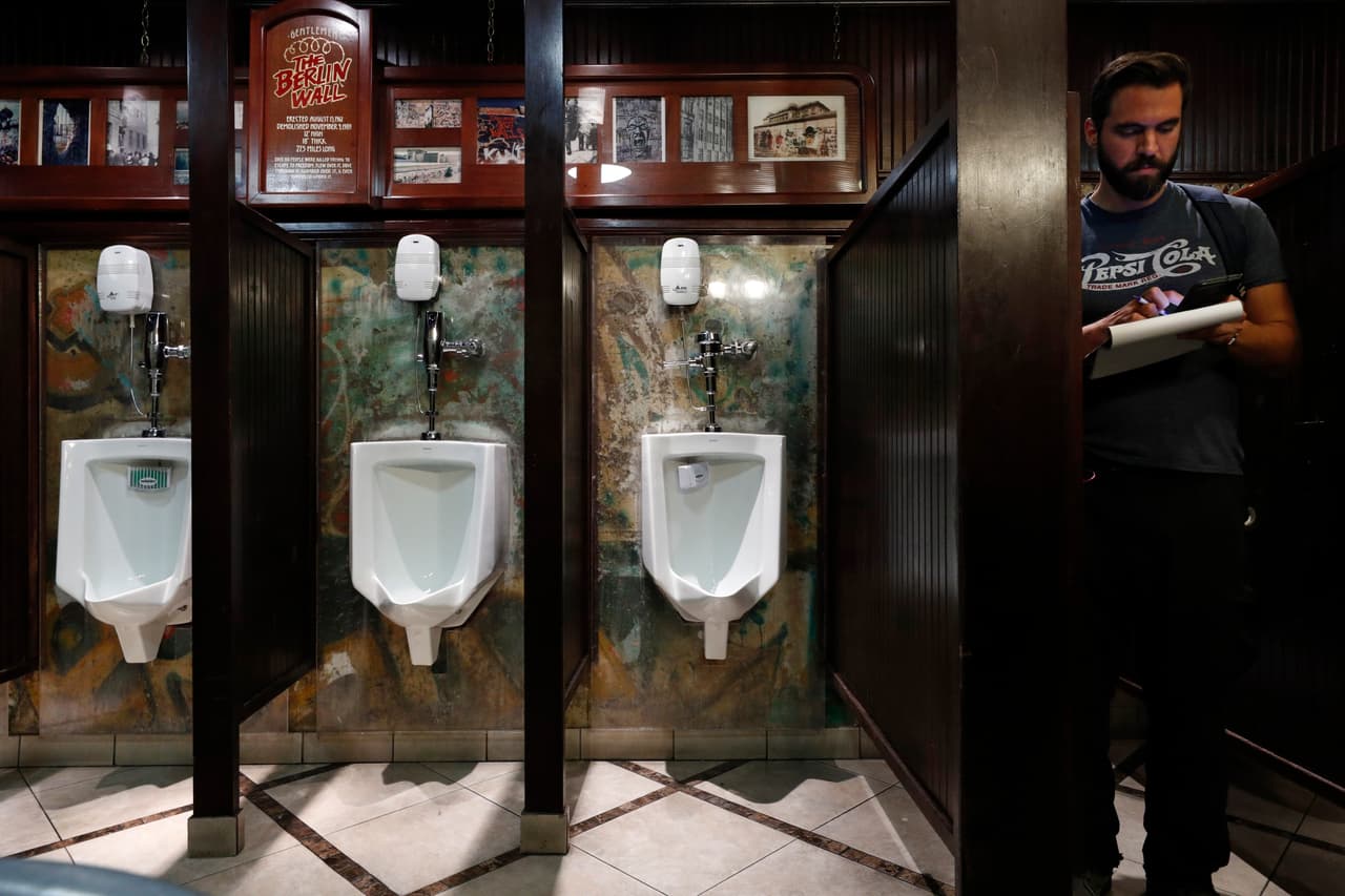 La formidable fortificación que dividió a Alemania en dos bloques con ideas políticas opuestas tenía
<b> 97.18 millas (156.4 kilómetros) de largo.</b> Este baño en el casino Main Street Station (Las Vegas, Nevada) es probablemente 
<b>la locación más inusual de EEUU donde se exhiben trozos del muro</b>. Las piezas han estado en ese baño por unos 20 años y no está claro quién las trasladó hacia ahí.