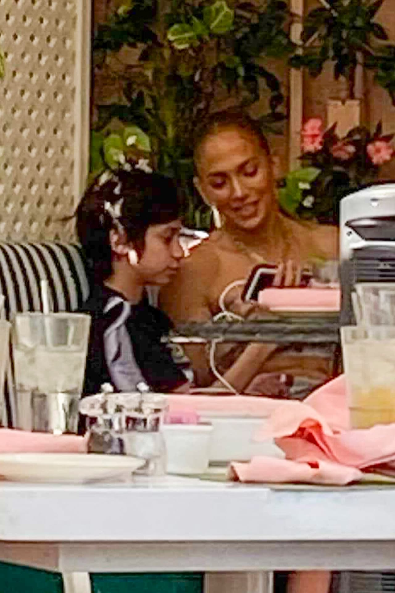 La también actriz se vio muy sonriente acompañada de uno de los hijos que tuvo con el salsero Marc Anthony.