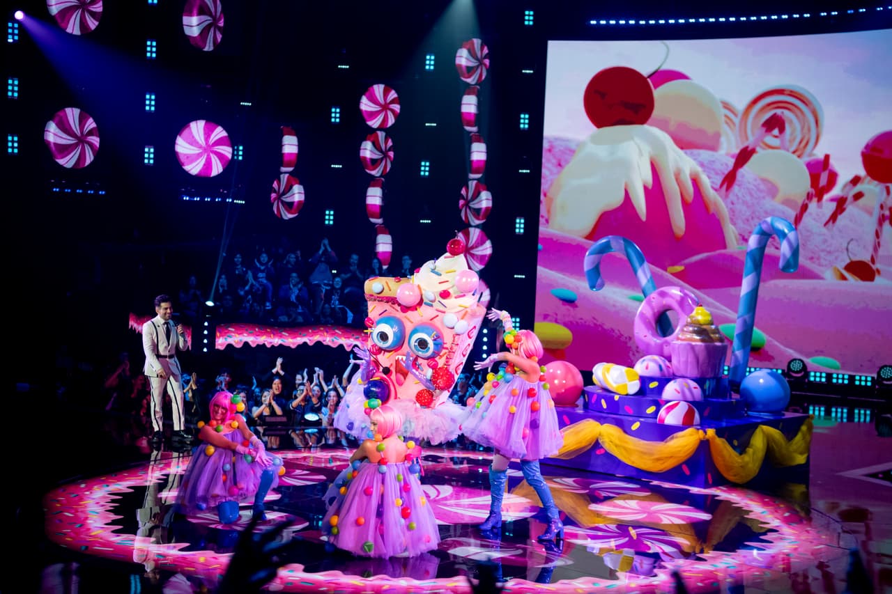 Su dulzura se transformó en dinamismo con el tema 'El Amor de mi Vida', una cumbia muy movida. Los investigadores creen que Fanny Lu, Paulina Goto o Denisse, cantante de Belanova, podrían ser Pastelito.