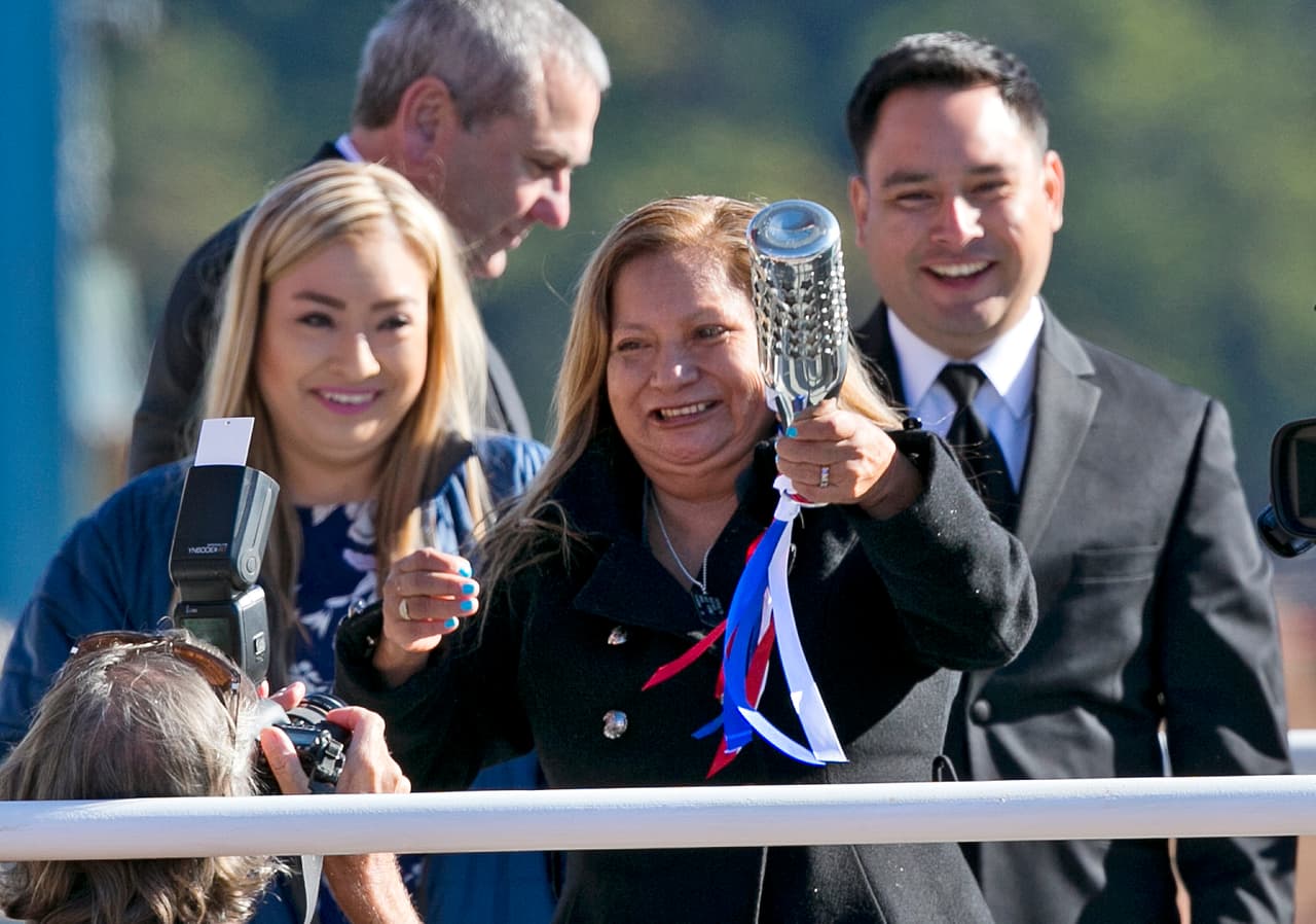 Rosa Peralta, madre del héroe Rafael Peralta, bautiza con una botella de champagne el buque que llevaría el nombre de su hijo. El acto fue el 31 de octubre de 2015, pero no fue hasta el 29 de julio de 2017 que entró formalmente a servicio de la Armada de Estados Unidos.