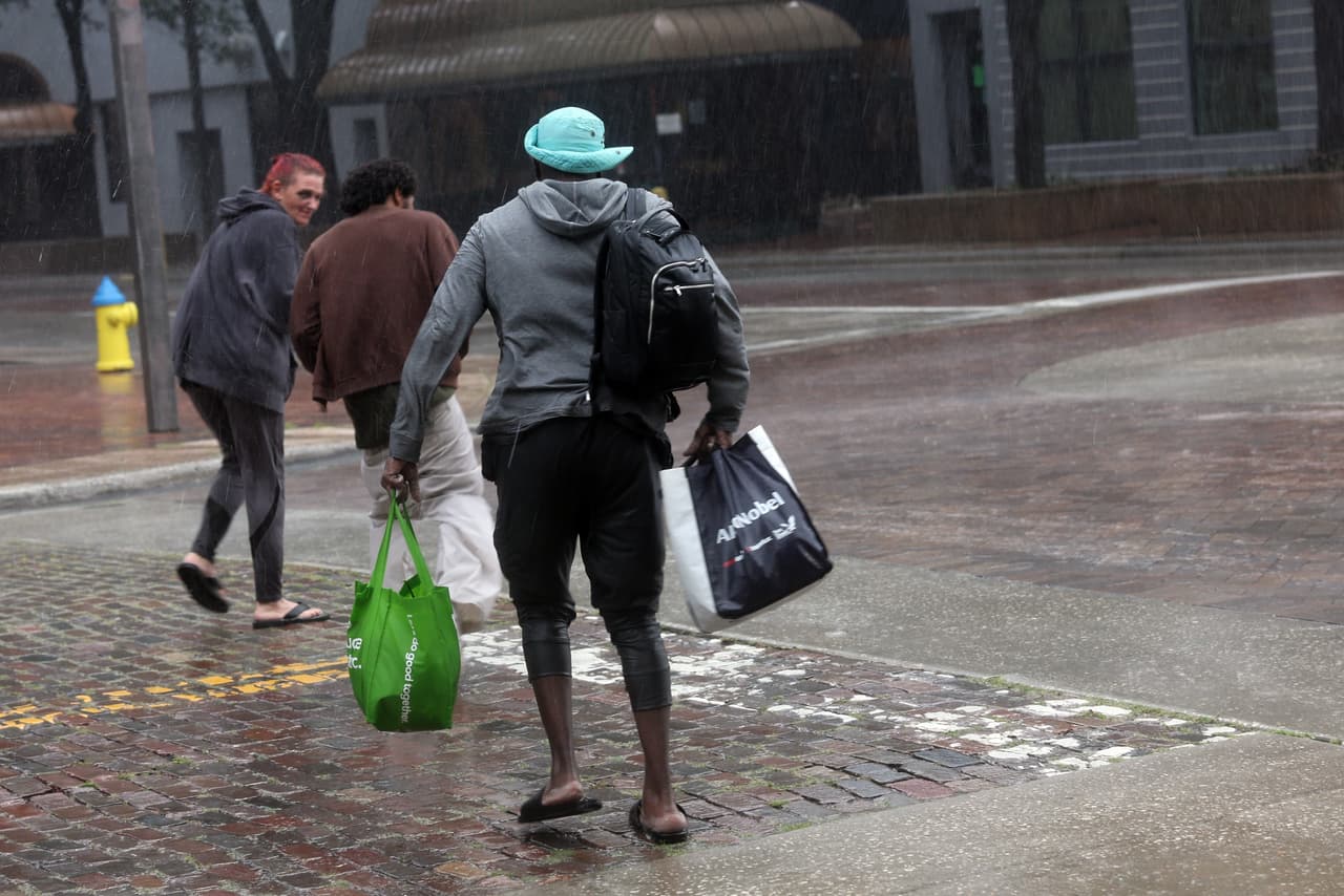 Personas se encaminan a un refugio en Tampa, Florida.