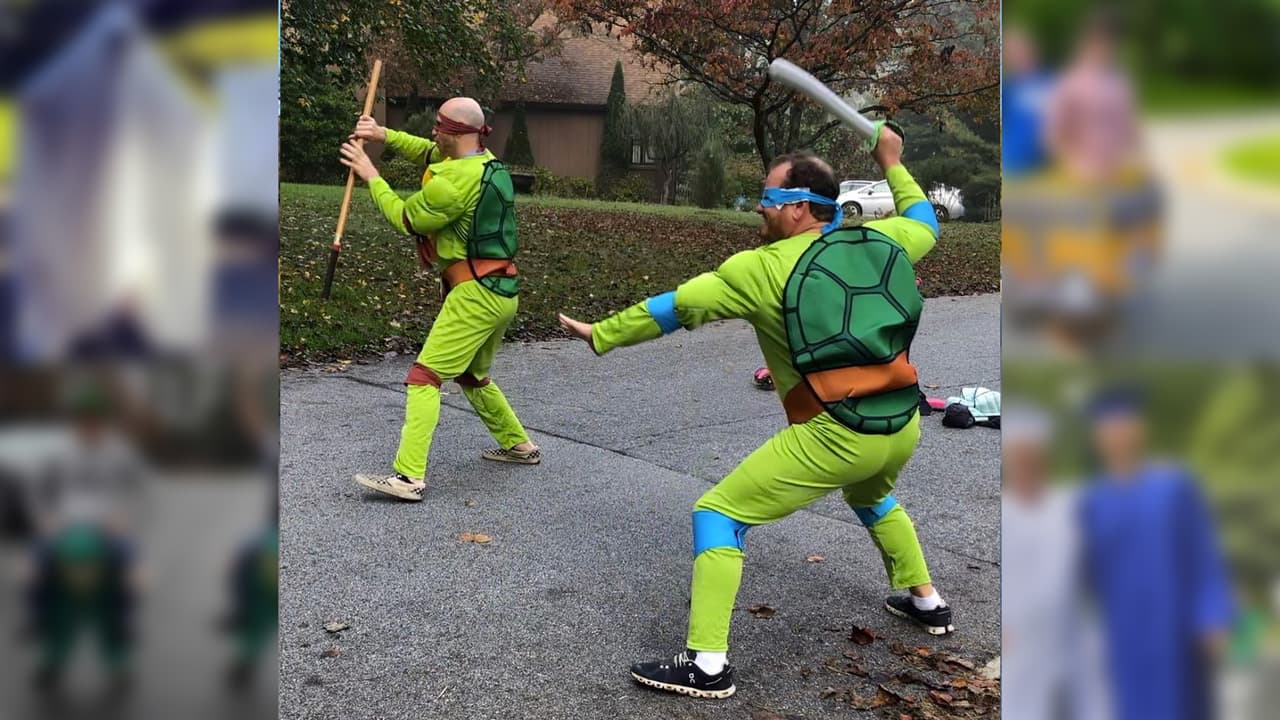 Adam y Nick se conocieron porque sus hijas estudian preescolar juntas. Aquí aparecen disfrazados de tortugas ninja.