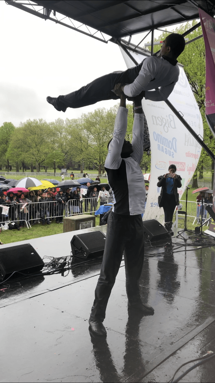 Estos dos acróbatas llegaron desde el Universoul Circus, para dejar sorprendidos a todos con sus destrezas.