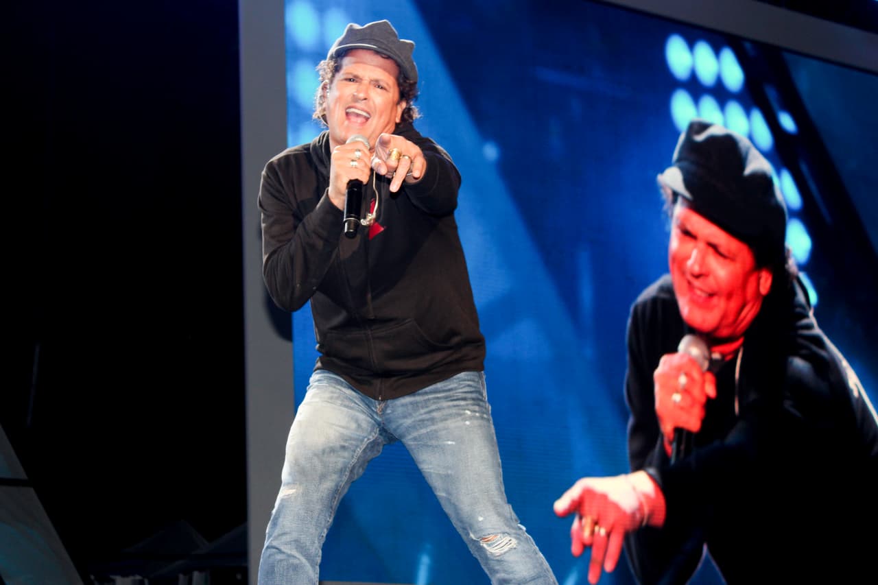 Entre canciones, Vives deleitó al equipo de producción cantando unas rancheras de José Alfredo Jiménez.