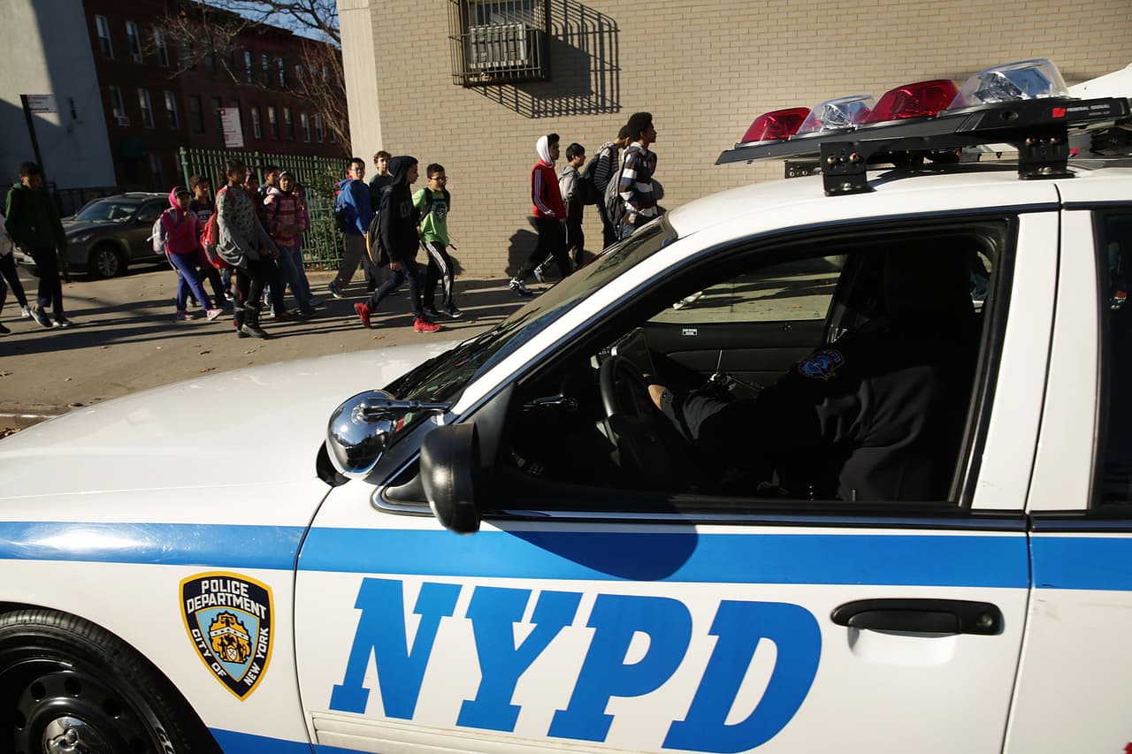 Alarma por frecuentes arrestos de estudiantes armados en NYC 