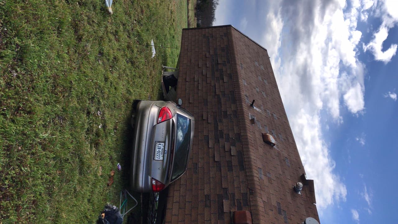 El auto de la hija de Kim Howell quedó aplastado por la casa. La hija además sufrió heridas en su oreja, brazos, manos y piernas.