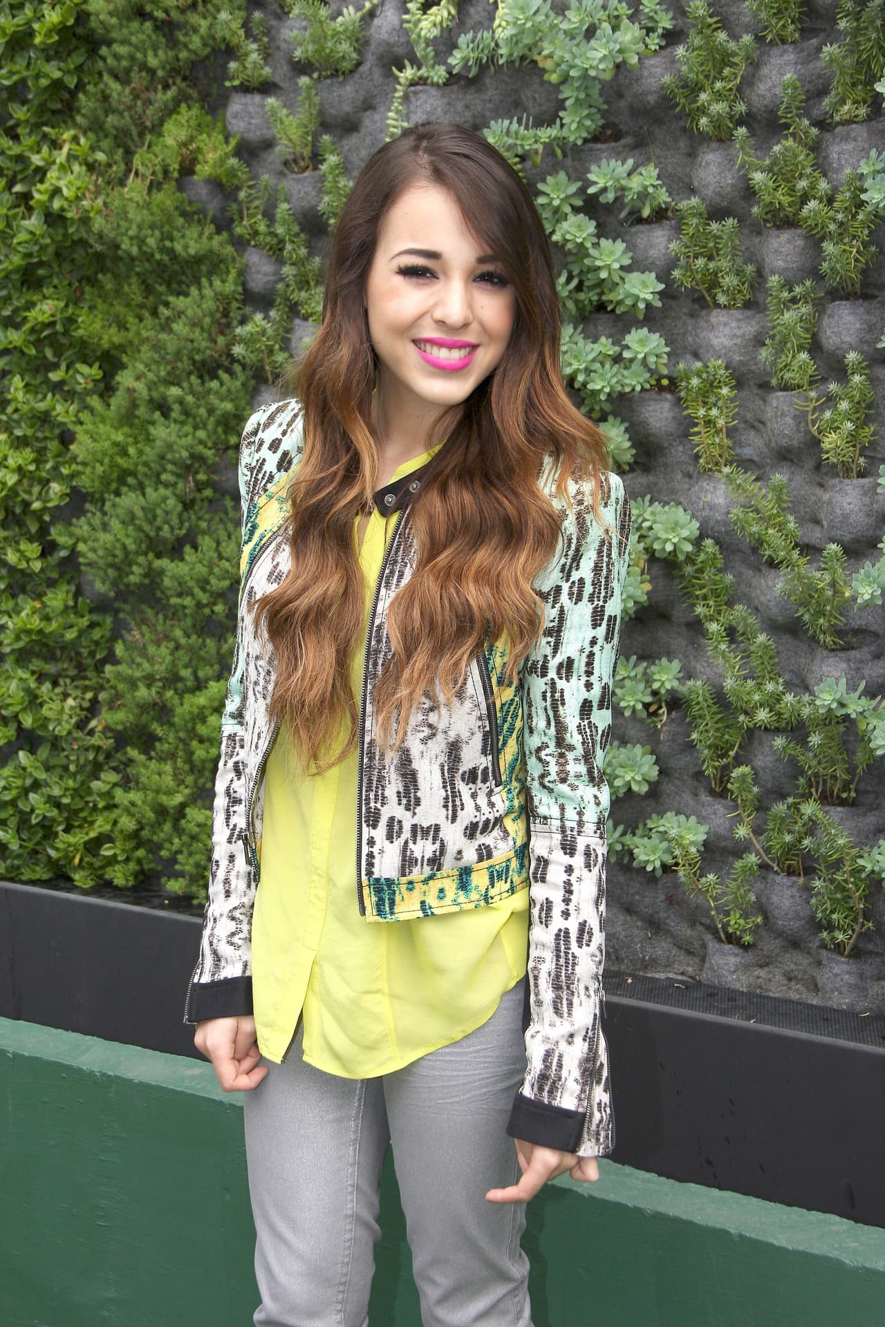 Para Danna Paola la mejor forma de festejar su cumpleaños 22 es trabajando, ahora está en los ensayos de la obra 'Hoy no me puedo levantar'.