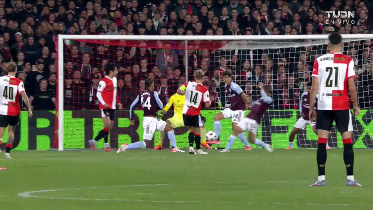 ¡CERCA! Evann Guessand disparó que se estrella en el poste.