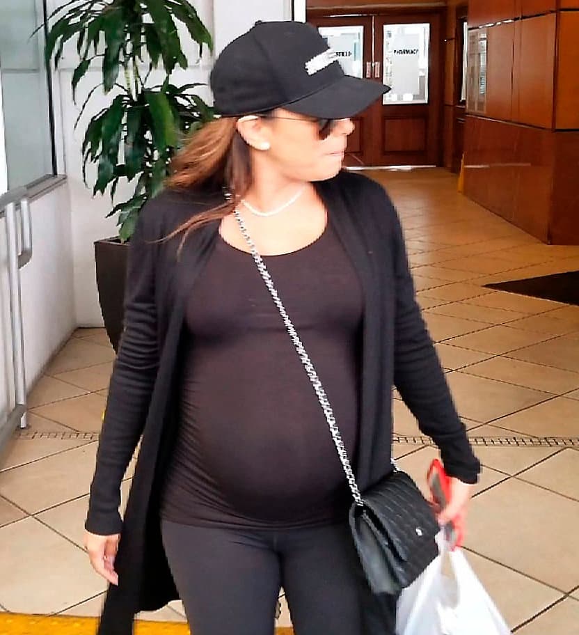 Faltan menos de ocho semanas para que Eva Longoria dé a luz y la actriz fue captada paseando por las calles de Beverly Hills.