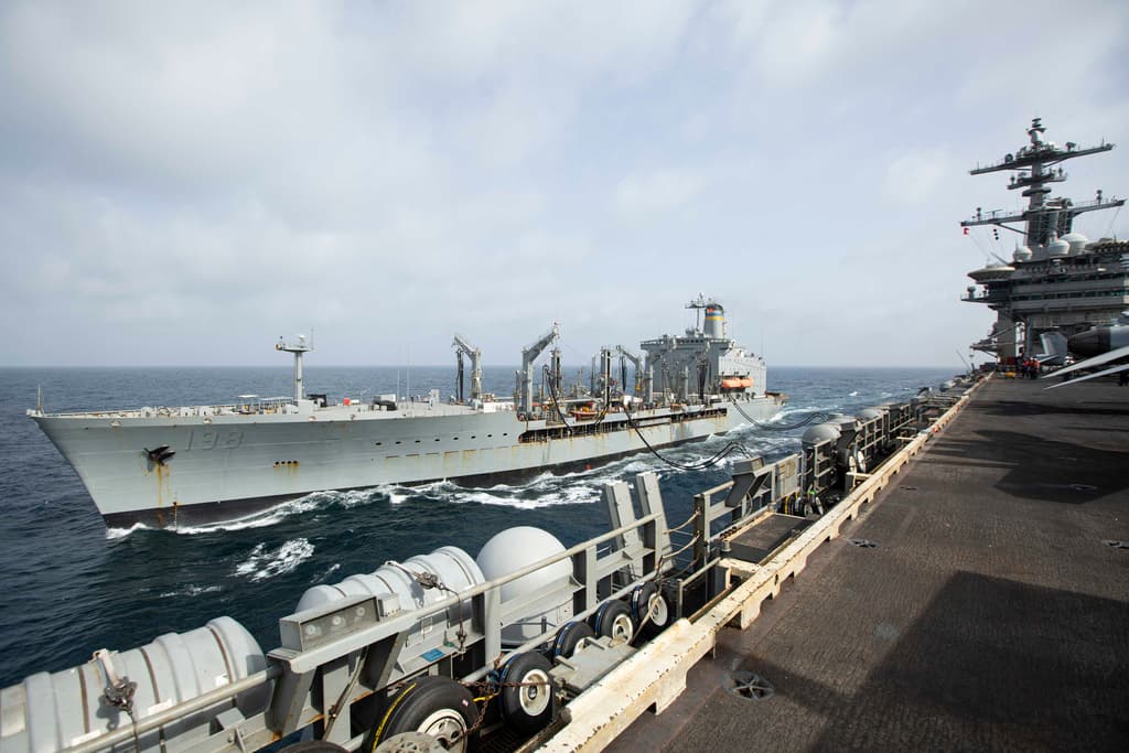 Esta foto, proporcionada por la Armada de los EE. UU., muestra al buque petrolero de reabastecimiento de flota USNS Big Horn, de clase Henry J. Kaiser, navegando junto al portaaviones USS Abraham Lincoln el 11 de septiembre de 2024, en un lugar no revelado en el mar en Medio Oriente. El Big Horn sufrió daños en un incidente que se está investigando, informaron las autoridades el martes 24 de septiembre de 2024. (Armada de los EE. UU. vía AP)