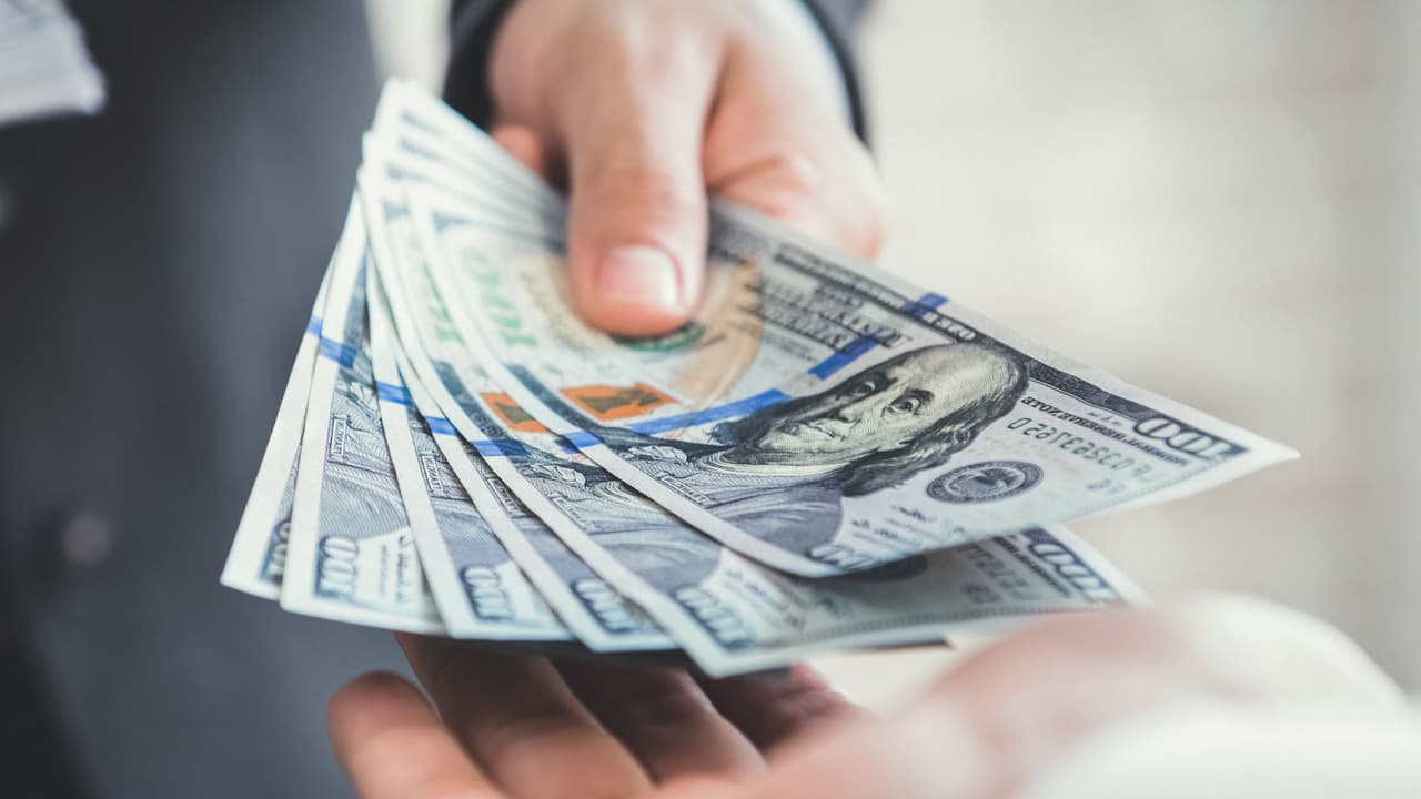 <h3 class="cms-H3-H3">¿Cuánto cuesta? </h3>
<br>
<br>
<b>Nada.</b> El trámite es 100% gratuito, ya sea en línea o presencial. 
<b>Antes costaba más de 140 dólares. </b>
<br>
<br>Hoy es parte del compromiso de México con 
<b>sus migrantes que regresan.</b>