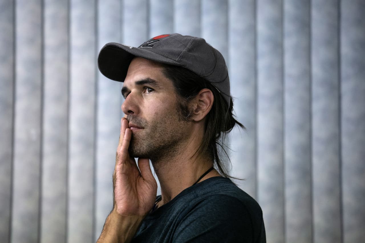 Warren, en reunión para discutir los cargos federales por ayudar a inmigrantes indocumentados.