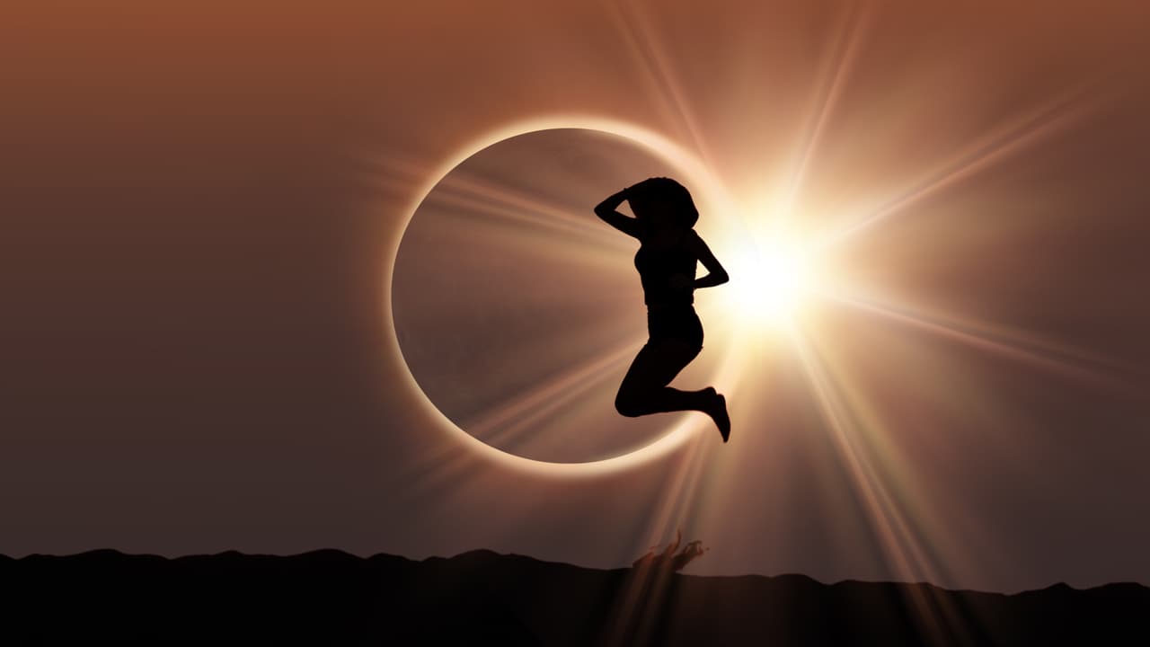 ¿Y cómo nos influye el eclipse? Pues todo lo va a sacudir en tu horóscopo, basado en la naturaleza de tu signo.
<br>