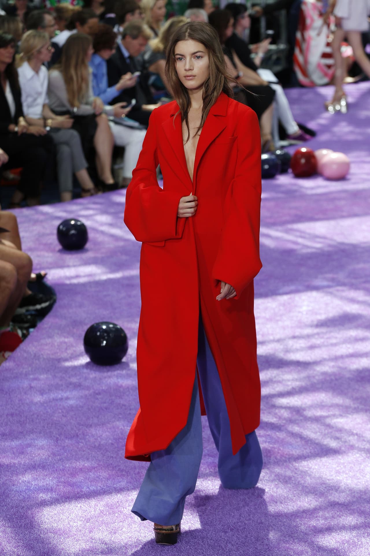 Las mangas largas y las crinolinas harán su trabajo esta temporada para engalanar las prendas.